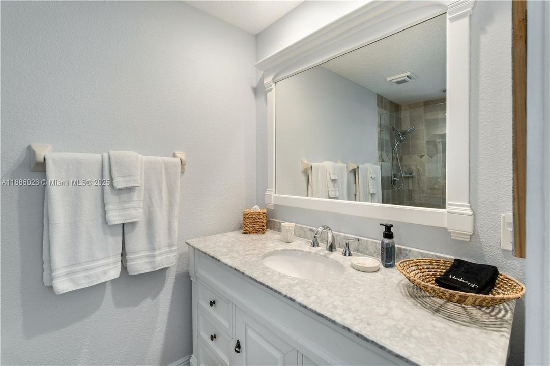 En Venta: $2,399,500 (4 camas, 3 baños, 2445 Pies cuadrados)