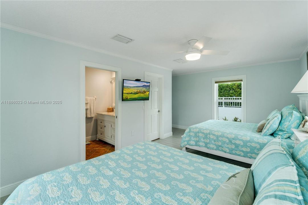 En Venta: $2,399,500 (4 camas, 3 baños, 2445 Pies cuadrados)