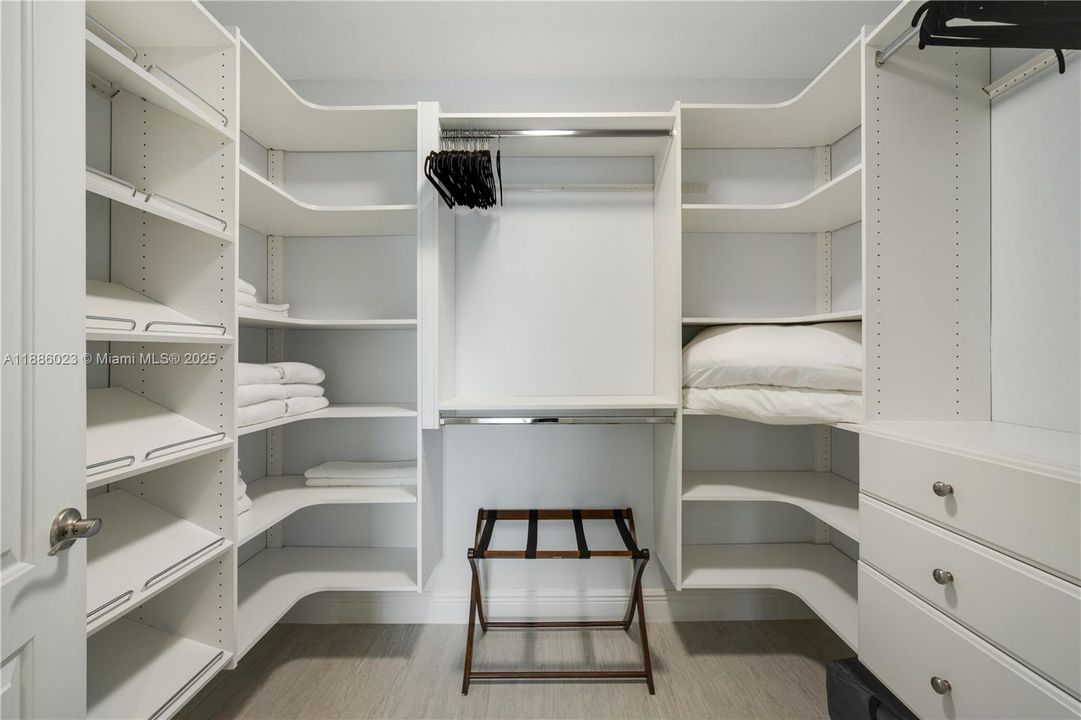 En Venta: $2,399,500 (4 camas, 3 baños, 2445 Pies cuadrados)