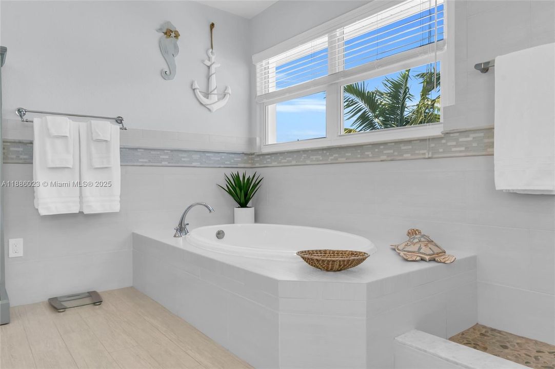 En Venta: $2,399,500 (4 camas, 3 baños, 2445 Pies cuadrados)