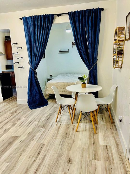 待售: $204,000 (1 贝兹, 1 浴室, 407 平方英尺)