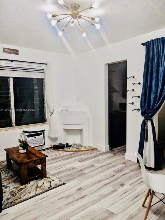 待售: $204,000 (1 贝兹, 1 浴室, 407 平方英尺)