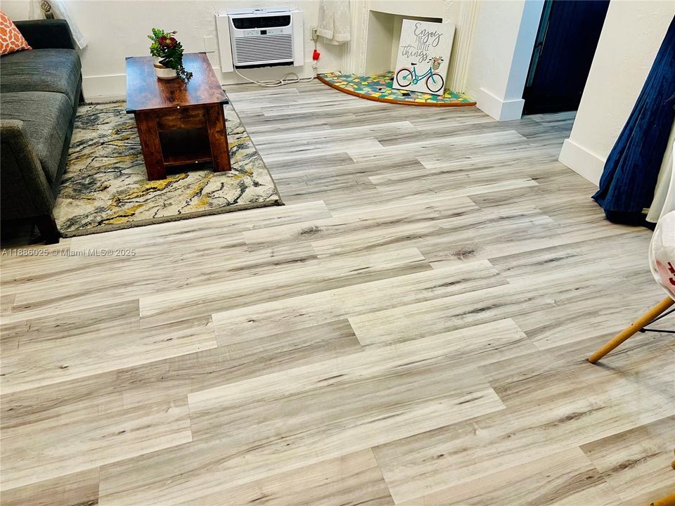 待售: $204,000 (1 贝兹, 1 浴室, 407 平方英尺)