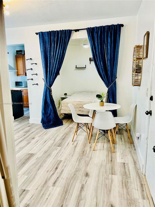 待售: $204,000 (1 贝兹, 1 浴室, 407 平方英尺)