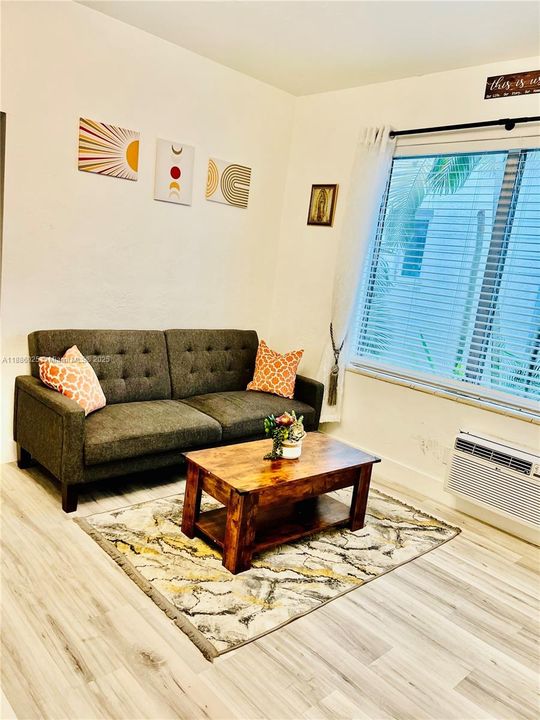 待售: $204,000 (1 贝兹, 1 浴室, 407 平方英尺)