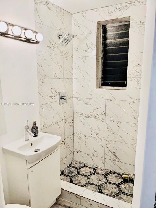 待售: $204,000 (1 贝兹, 1 浴室, 407 平方英尺)