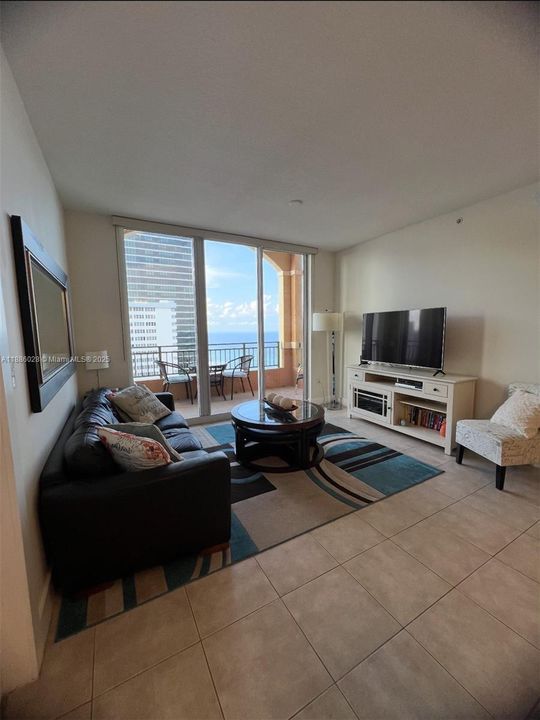 For Rent: $5,000 (2 beds, 2 baths, 1165 Square Feet)