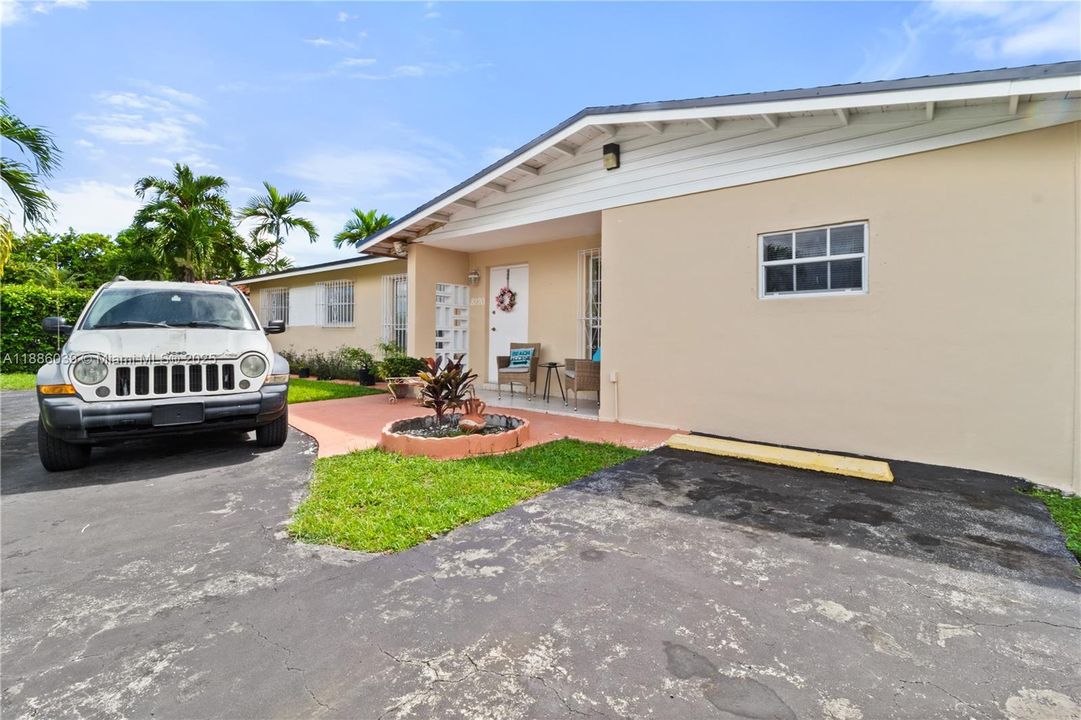 Recently Sold: $680,000 (4 beds, 2 baths, 1395 Square Feet)