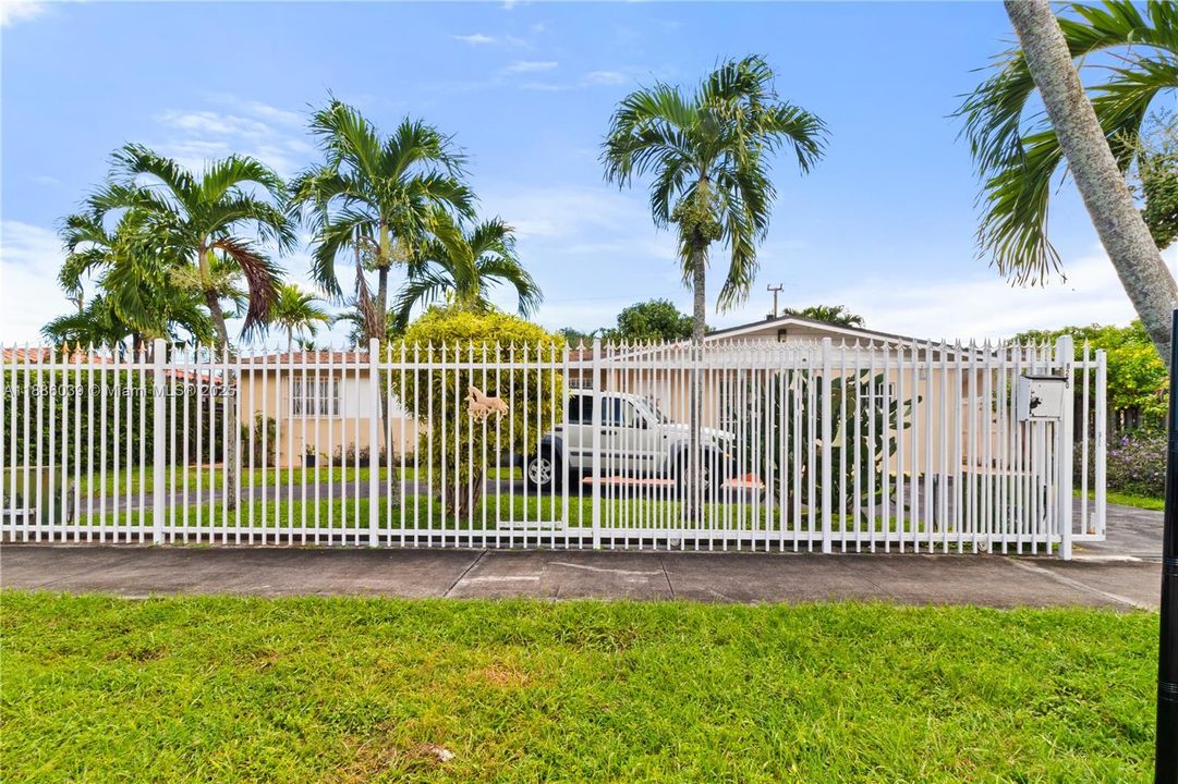 Recently Sold: $680,000 (4 beds, 2 baths, 1395 Square Feet)