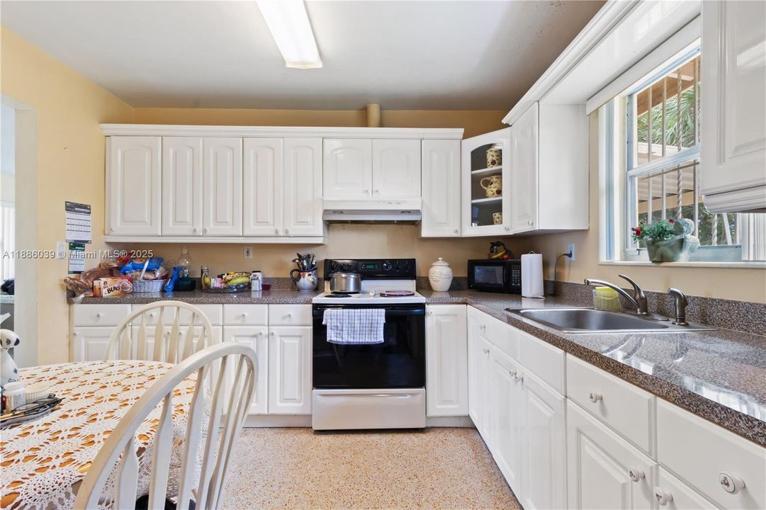 Recently Sold: $680,000 (4 beds, 2 baths, 1395 Square Feet)