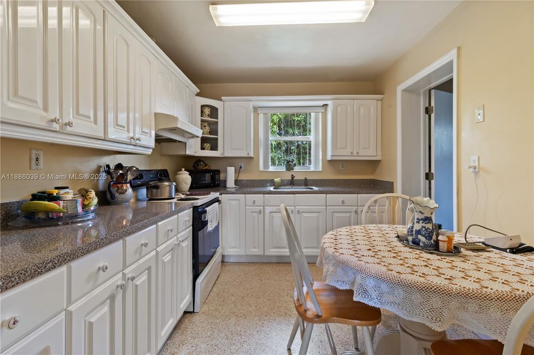 Recently Sold: $680,000 (4 beds, 2 baths, 1395 Square Feet)