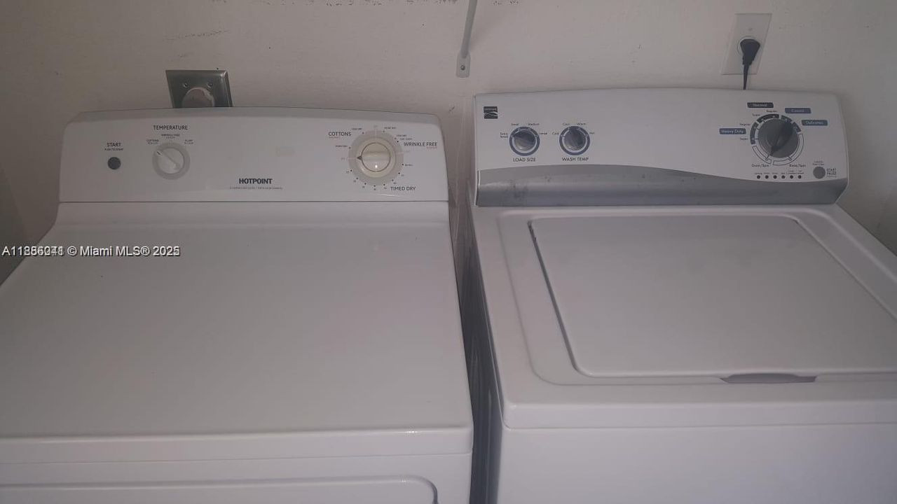 Active With Contract: $179,500 (2 beds, 1 baths, 912 Square Feet)