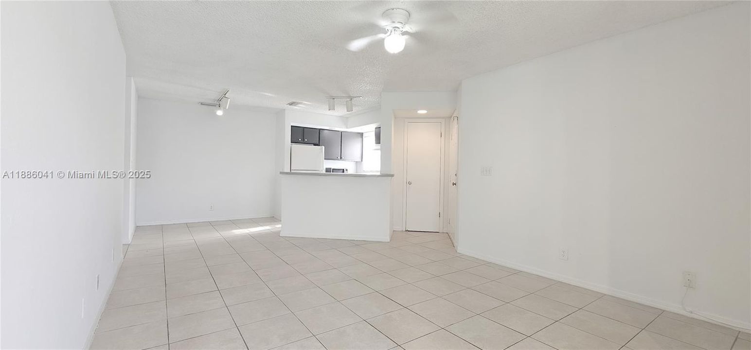 Active With Contract: $179,500 (2 beds, 1 baths, 912 Square Feet)