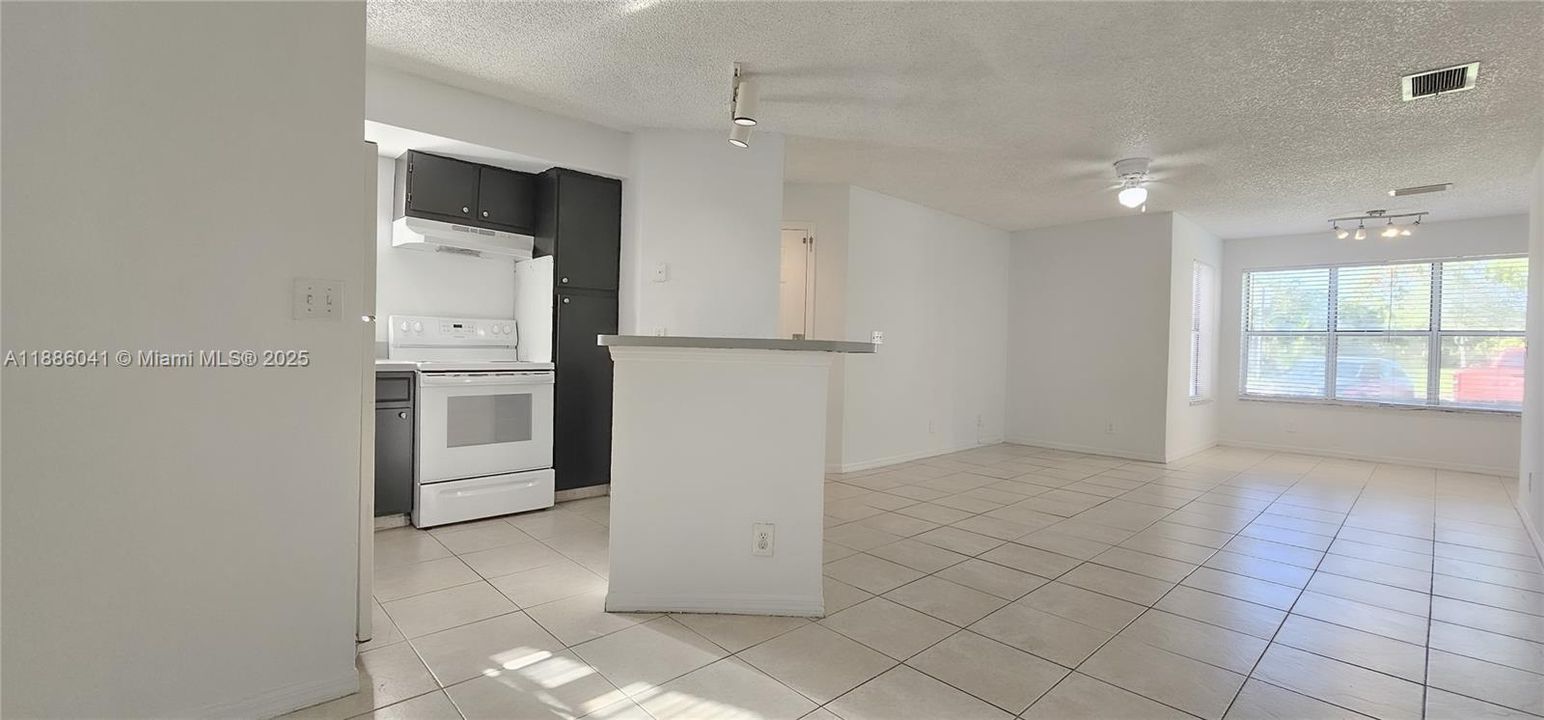 Active With Contract: $179,500 (2 beds, 1 baths, 912 Square Feet)