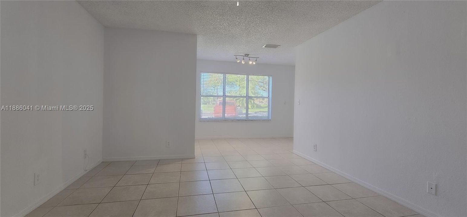 Active With Contract: $179,500 (2 beds, 1 baths, 912 Square Feet)