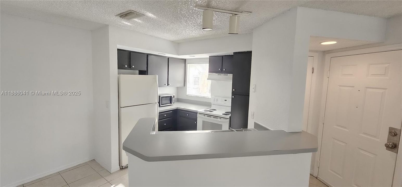 Active With Contract: $179,500 (2 beds, 1 baths, 912 Square Feet)