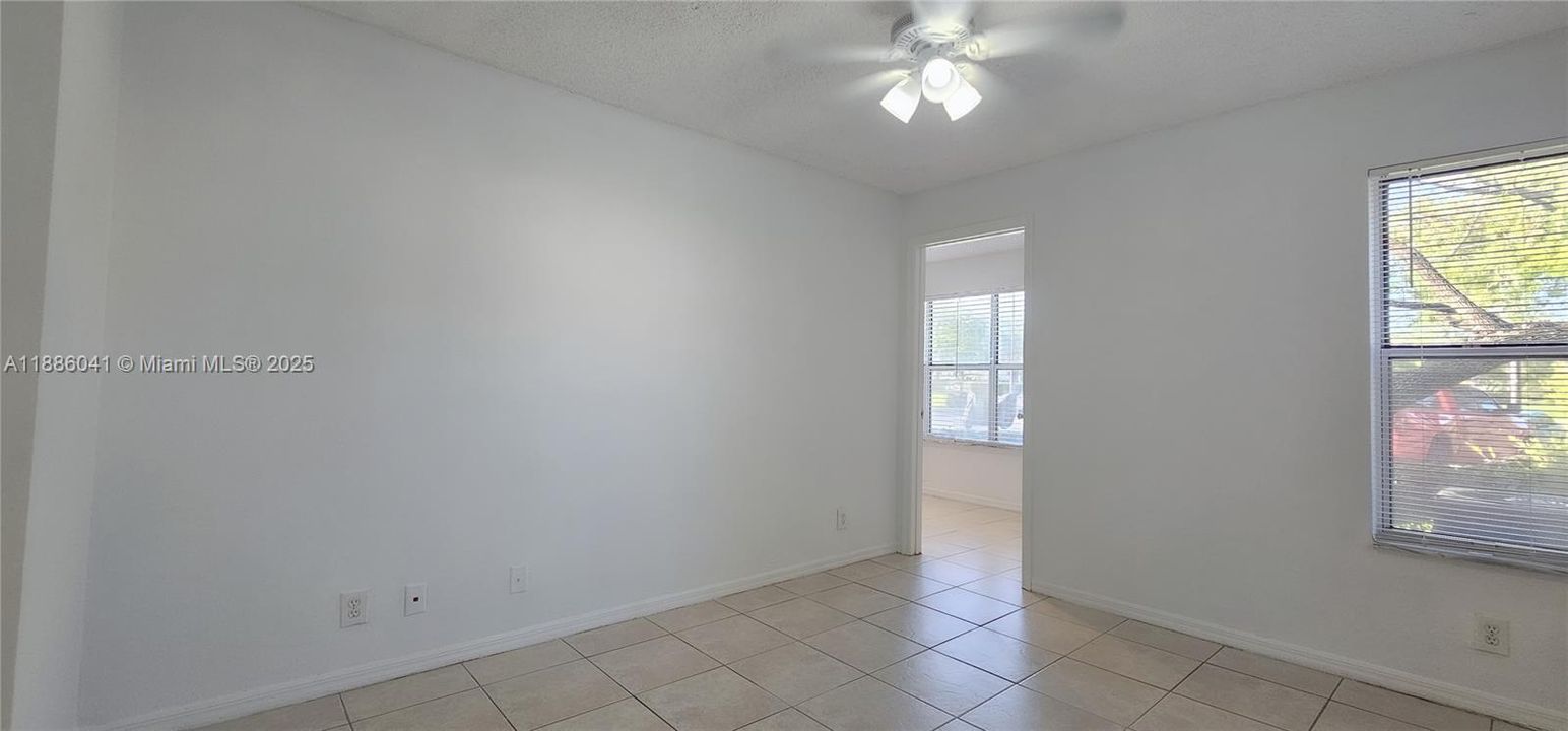 Active With Contract: $179,500 (2 beds, 1 baths, 912 Square Feet)