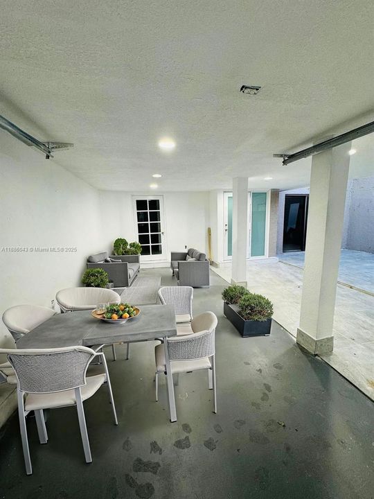 合同活跃: $3,700 (4 贝兹, 3 浴室, 1980 平方英尺)