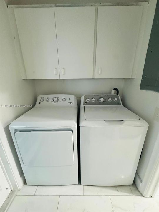 合同活跃: $3,700 (4 贝兹, 3 浴室, 1980 平方英尺)