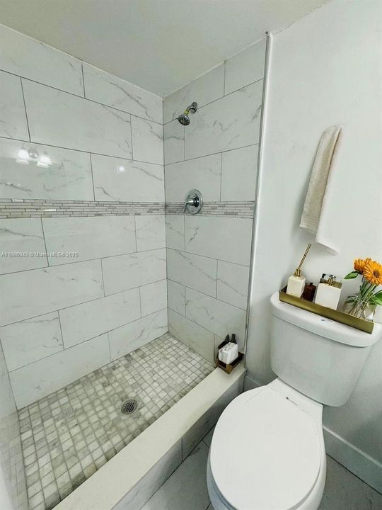 合同活跃: $3,700 (4 贝兹, 3 浴室, 1980 平方英尺)