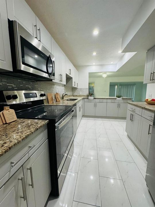 合同活跃: $3,700 (4 贝兹, 3 浴室, 1980 平方英尺)