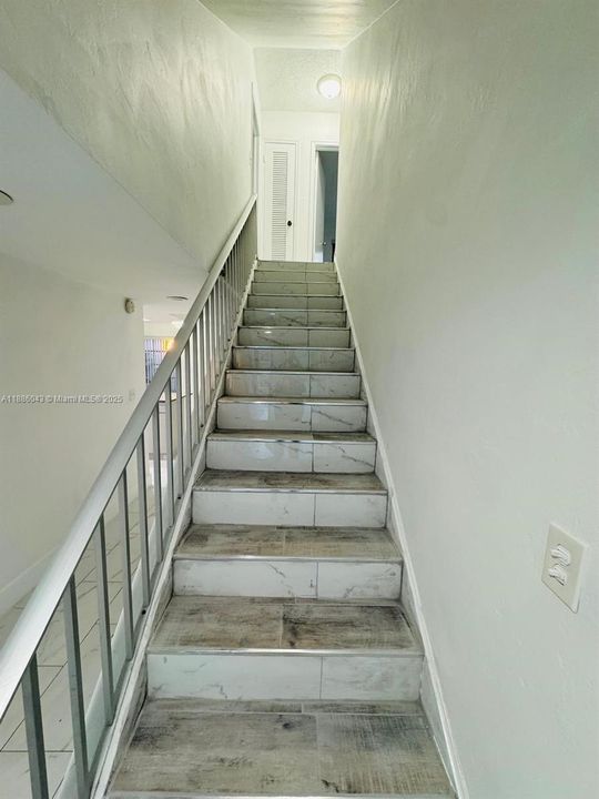 合同活跃: $3,700 (4 贝兹, 3 浴室, 1980 平方英尺)