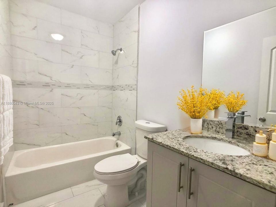 合同活跃: $3,700 (4 贝兹, 3 浴室, 1980 平方英尺)