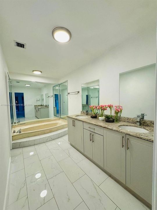 合同活跃: $3,700 (4 贝兹, 3 浴室, 1980 平方英尺)