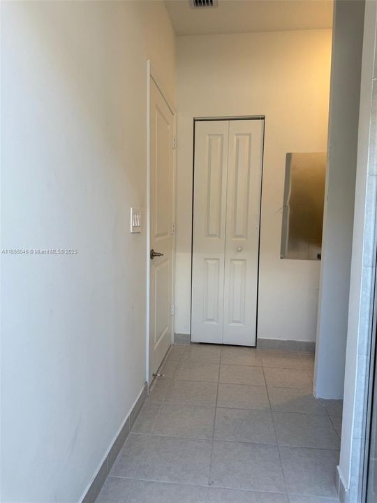 В аренду: $1,050 (1 спален, 1 ванн, 2418 Квадратных фут)