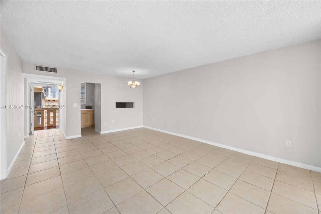 待售: $165,000 (1 贝兹, 1 浴室, 780 平方英尺)