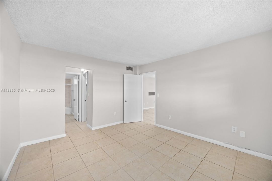 待售: $165,000 (1 贝兹, 1 浴室, 780 平方英尺)