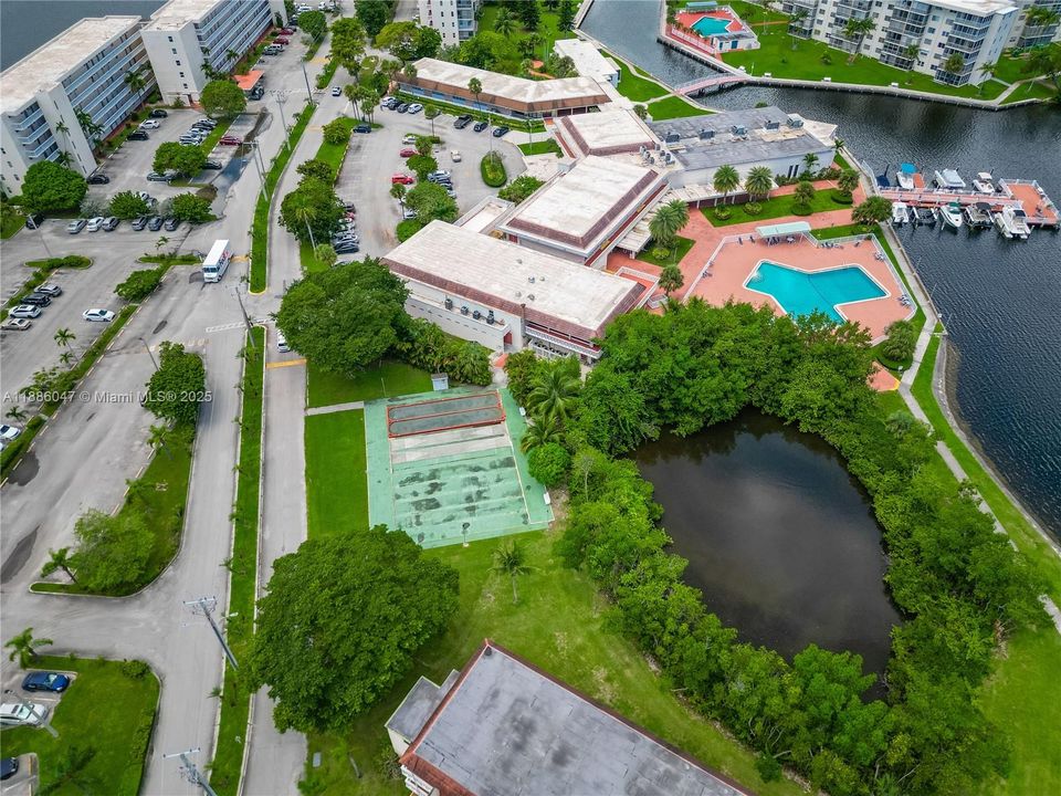 待售: $165,000 (1 贝兹, 1 浴室, 780 平方英尺)