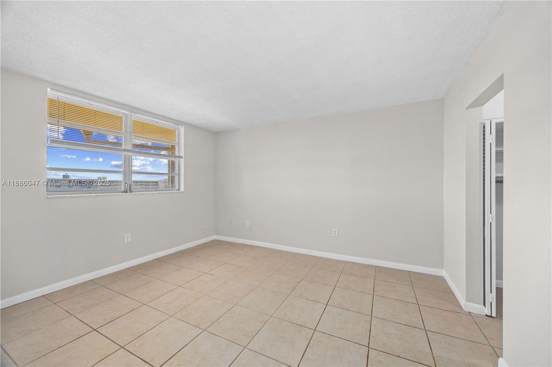 待售: $165,000 (1 贝兹, 1 浴室, 780 平方英尺)