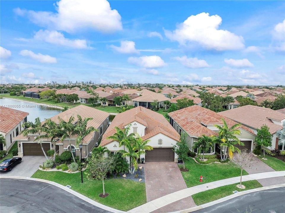 Недавно продано: $980,000 (3 спален, 2 ванн, 2692 Квадратных фут)