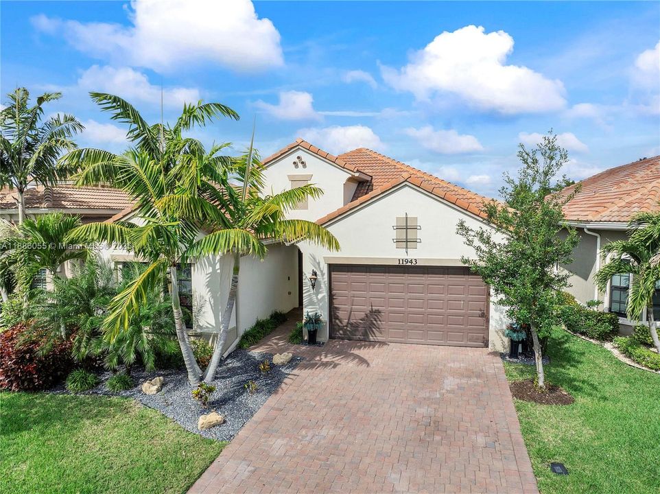 Недавно продано: $980,000 (3 спален, 2 ванн, 2692 Квадратных фут)