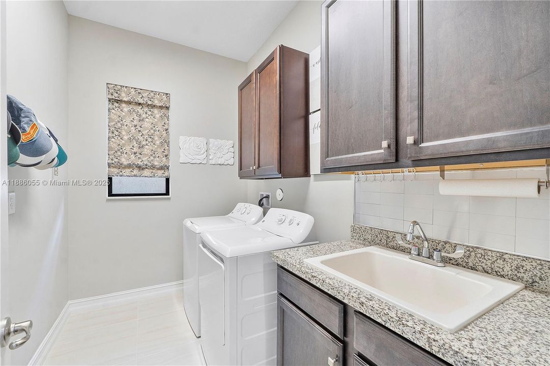 Недавно продано: $980,000 (3 спален, 2 ванн, 2692 Квадратных фут)