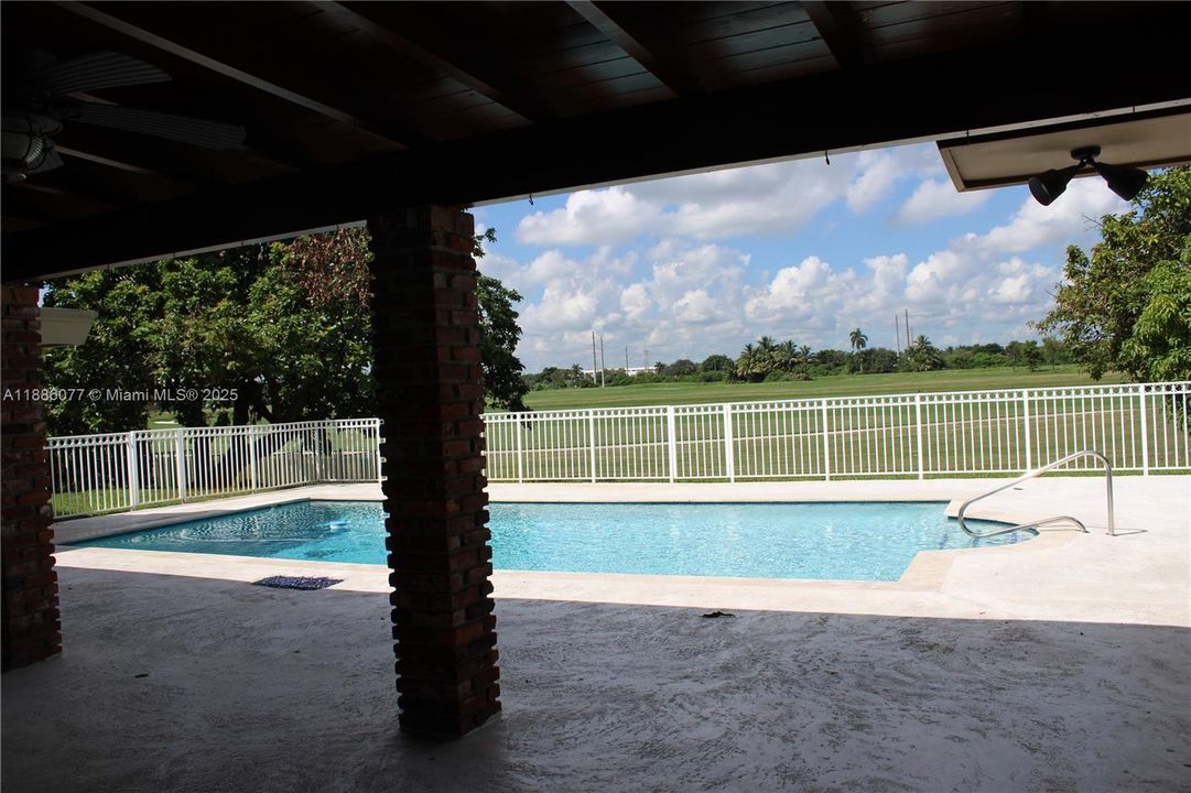 Covered terrace w/ golf course view