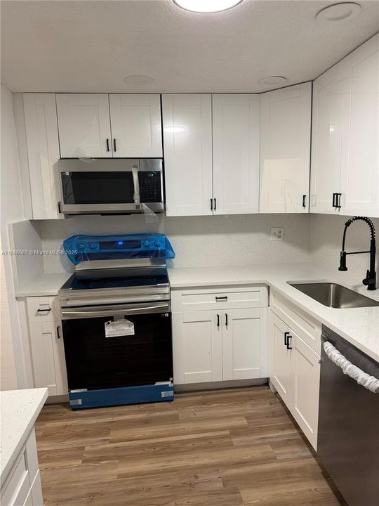 合同活跃: $1,825 (2 贝兹, 2 浴室, 1290 平方英尺)