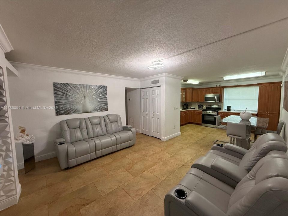 En Venta: $270,000 (2 camas, 1 baños, 816 Pies cuadrados)