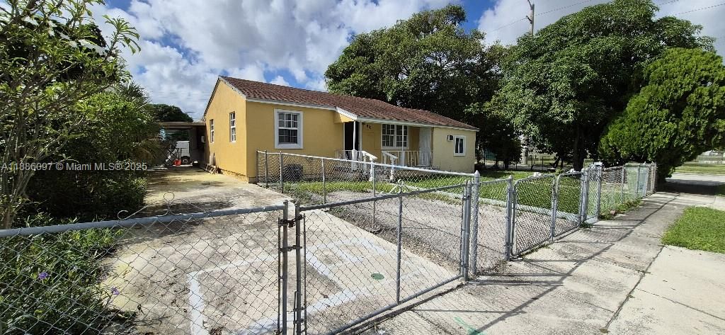 Active With Contract: $499,995 (3 beds, 3 baths, 2074 Square Feet)