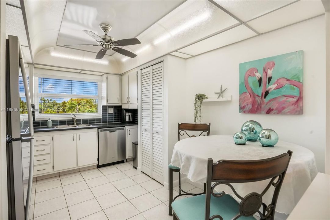 Под контрактом: $149,900 (2 спален, 2 ванн, 1025 Квадратных фут)