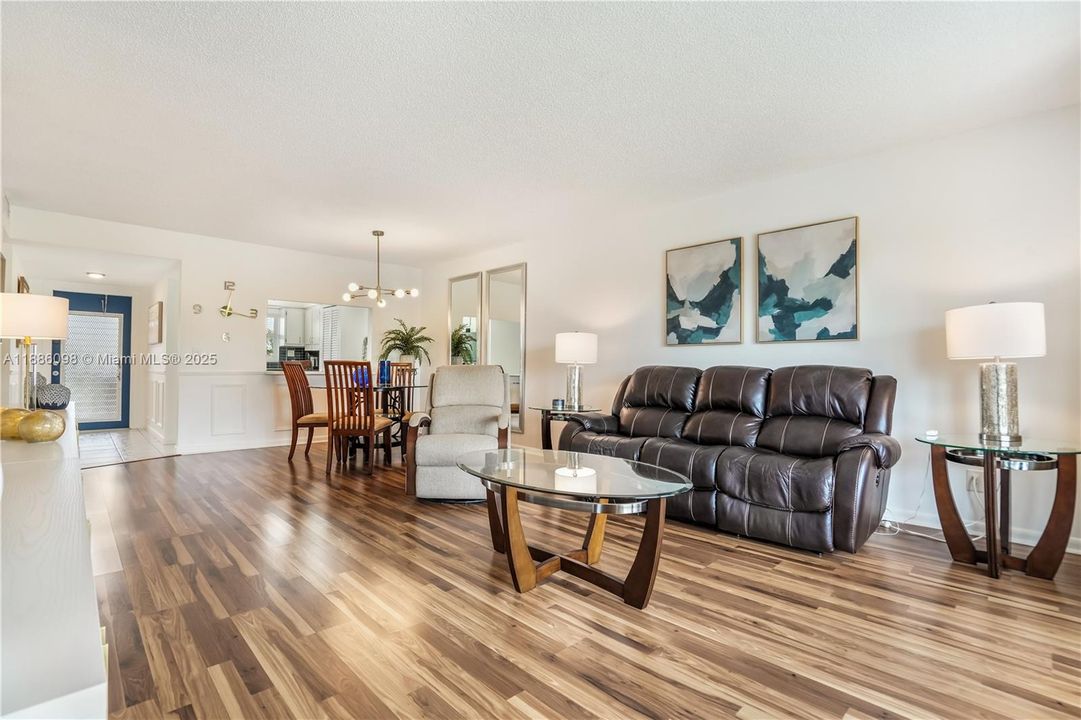 Под контрактом: $149,900 (2 спален, 2 ванн, 1025 Квадратных фут)