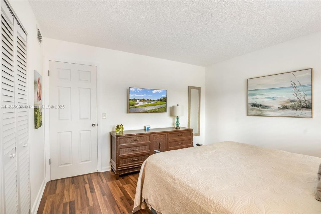 Под контрактом: $149,900 (2 спален, 2 ванн, 1025 Квадратных фут)