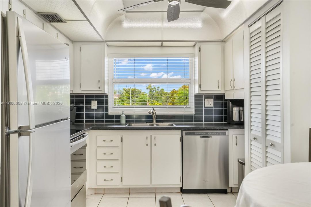 Под контрактом: $149,900 (2 спален, 2 ванн, 1025 Квадратных фут)