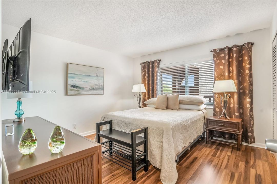 Под контрактом: $149,900 (2 спален, 2 ванн, 1025 Квадратных фут)