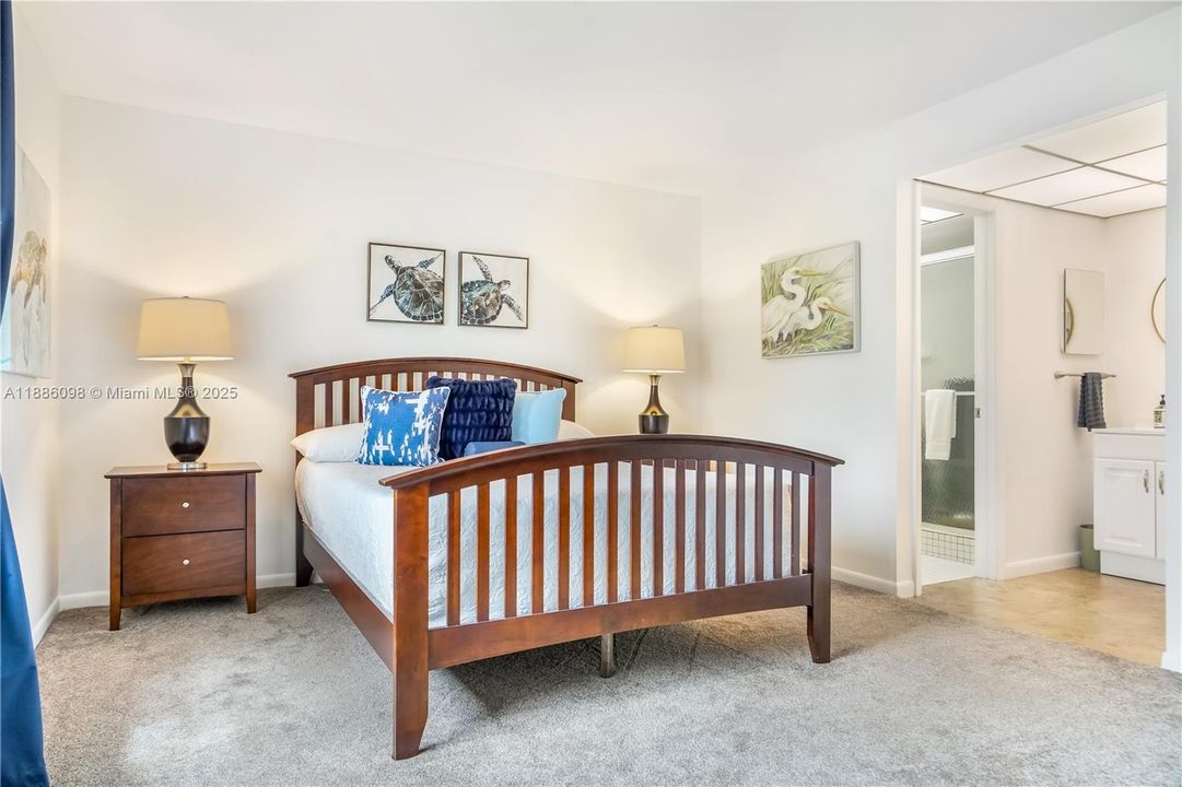 Под контрактом: $149,900 (2 спален, 2 ванн, 1025 Квадратных фут)