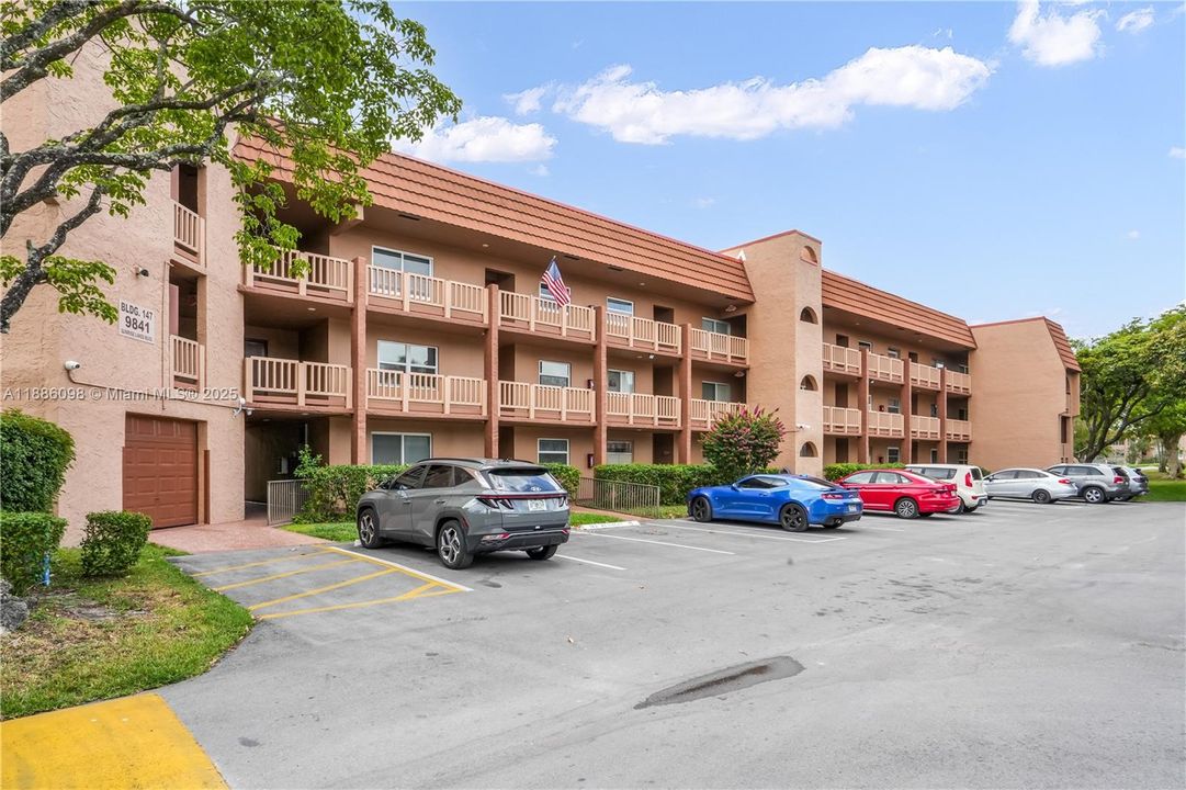 Под контрактом: $149,900 (2 спален, 2 ванн, 1025 Квадратных фут)