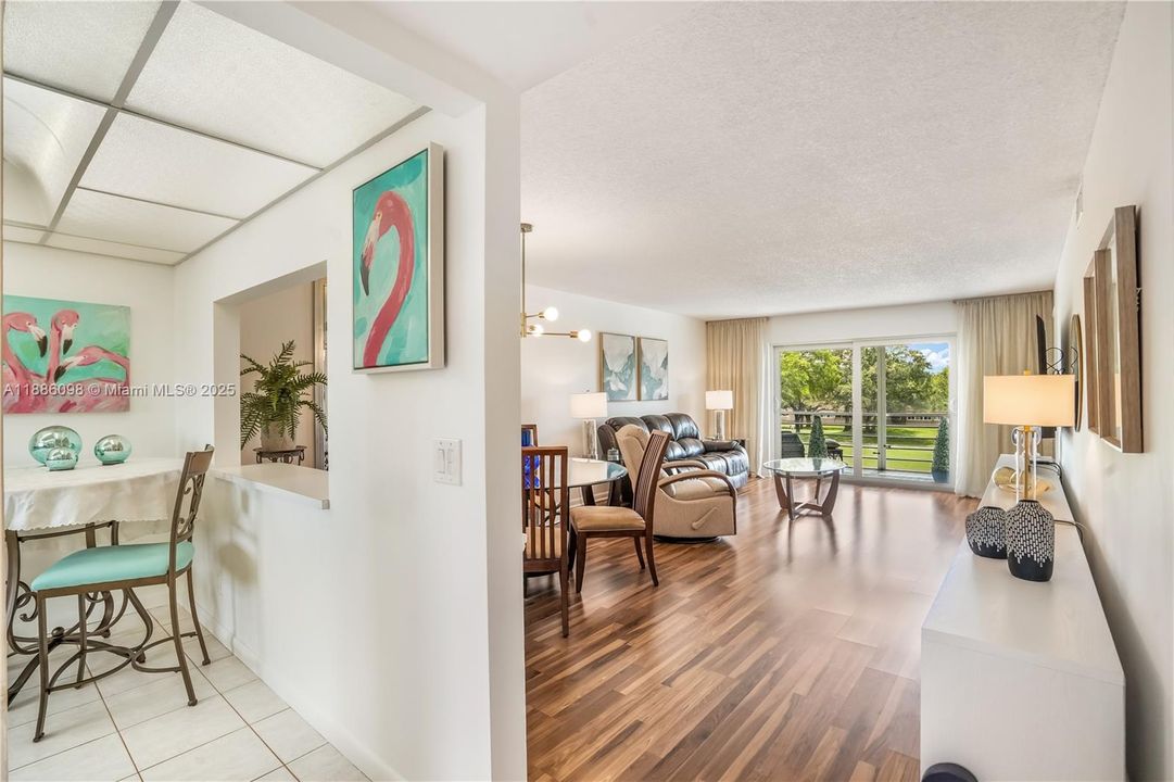 Под контрактом: $149,900 (2 спален, 2 ванн, 1025 Квадратных фут)