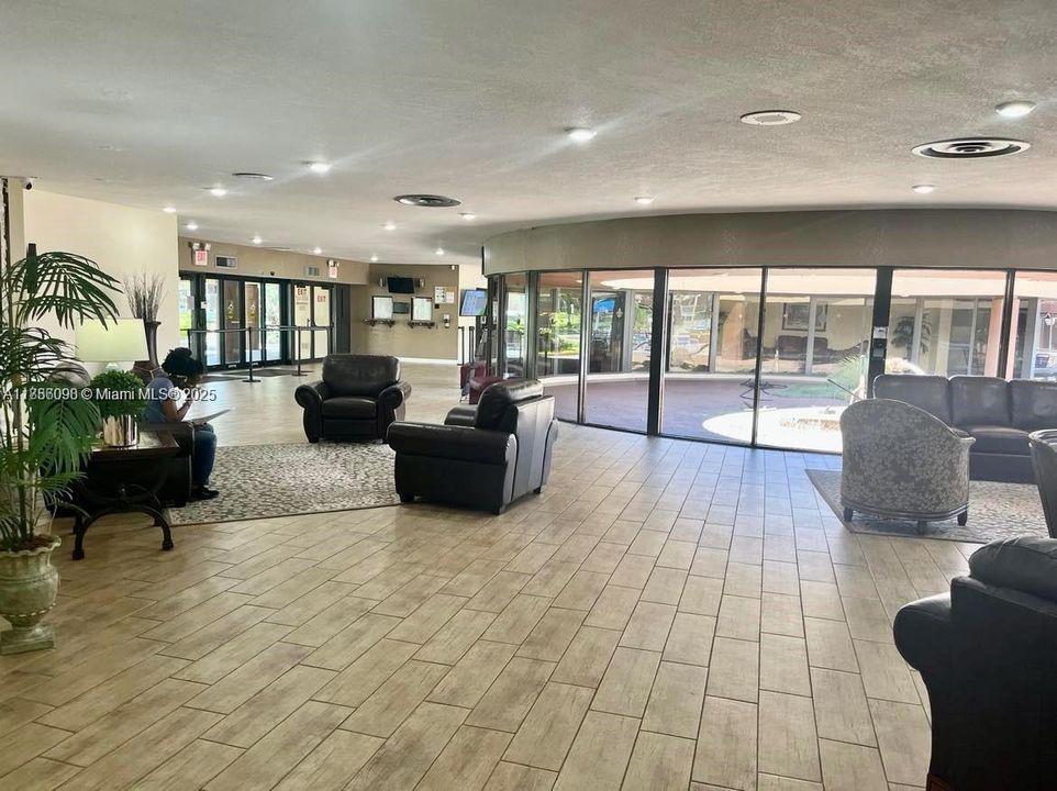 Под контрактом: $149,900 (2 спален, 2 ванн, 1025 Квадратных фут)