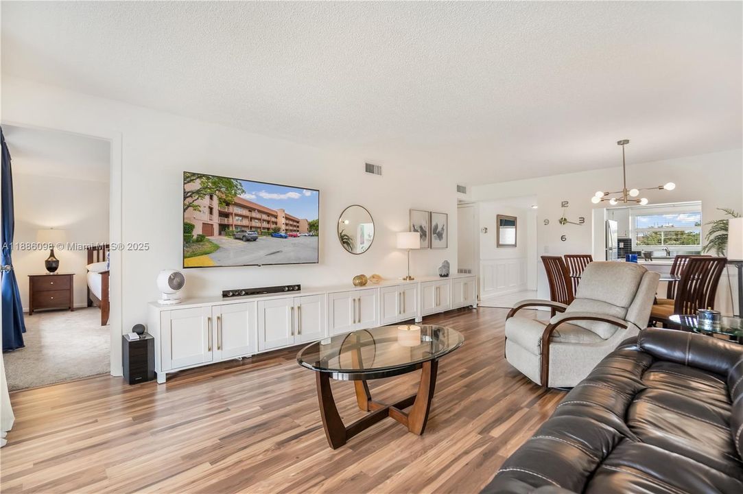 Под контрактом: $149,900 (2 спален, 2 ванн, 1025 Квадратных фут)